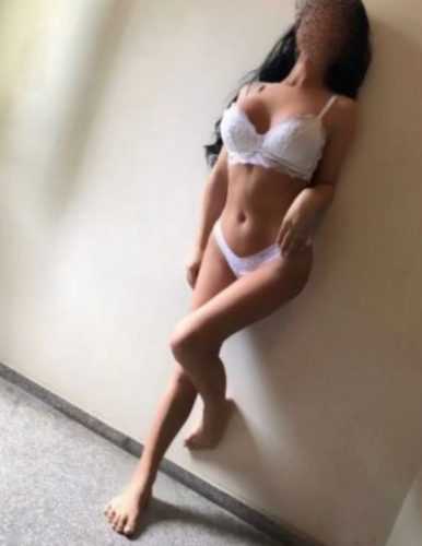 Uzun Siyah Saçlı ve Tutkulu Azerbaycanlı Escort